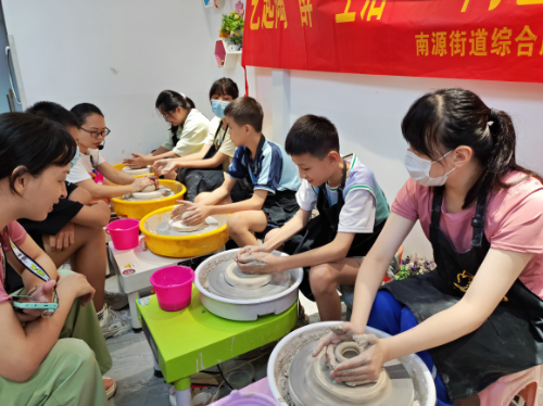 在老师的指导下，青少年进行拉坯.jpg