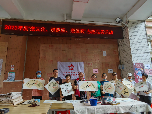 居民与书画老师们合影留念.jpg