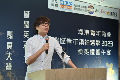 图：李凯荣发表获奖感言.jpg