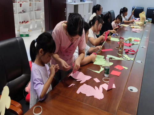 中南街：举办“向美而行”---非遗剪纸兔灯活动（组图2）.png