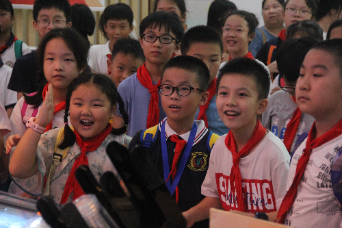 少先队员们积极参与活动.JPG