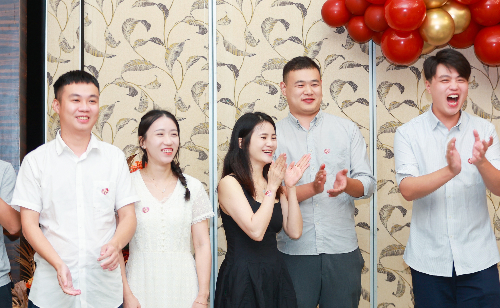 （图2：新人参与游戏互动）.jpg