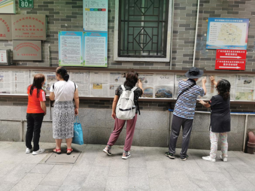 图：蟠虬社区居民驻足“报刊窗”前阅读报刊.png