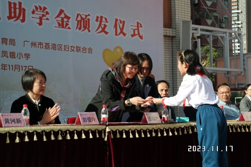 （图：林凤娥女士私人助理张淑霞女士代向受助学子颁发助学金）500.jpg