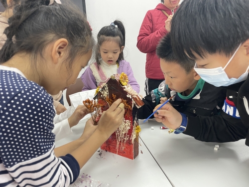 （图：孩子们专注地制作“昆虫旅馆”）500.jpg