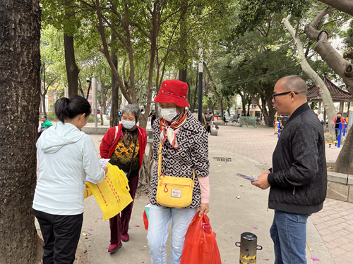 图：东沙联组人大代表为居民群众派发宣传单张2_副本.jpg