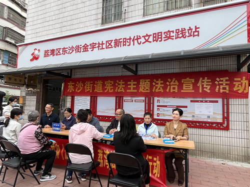 图：东沙联组人大代表在金宇片区联络站前法律咨询服务摊位提供法律讲解_副本.jpg
