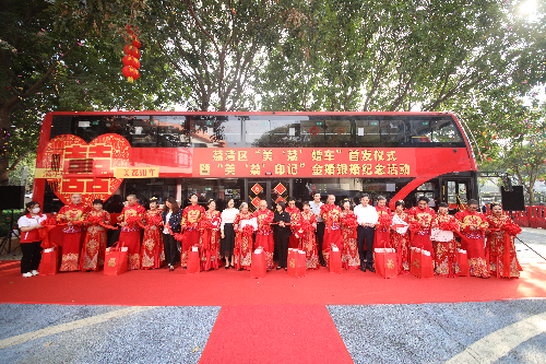 图：到场嘉宾领导和金婚银婚夫妇代表参加美“荔”婚车首发仪式.JPG
