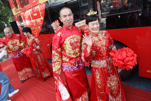 图：金婚银婚夫妇代表准备登上婚车.JPG