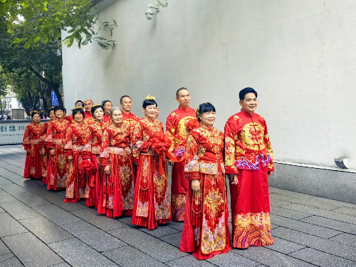 图：金婚银婚夫妇代表抵达粤剧艺术博物馆.jpg