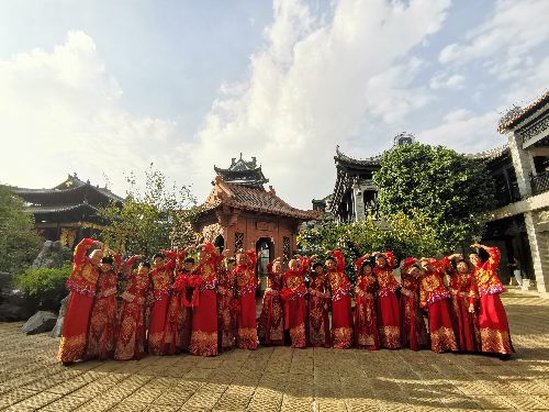 图：金婚银婚夫妇代表在粤剧艺术博物馆拍摄艺术婚照.jpg