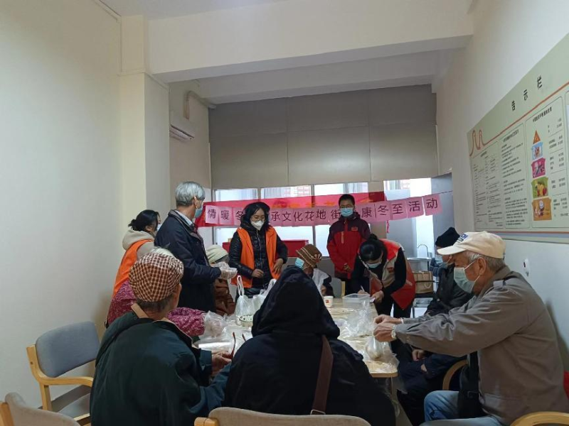 12月21日至22日，花地街道在中市社区颐康服务站、花地城社区颐康服务站开展迎冬至包饺子活动，让居民在寒冬的节日里感受着传统节日的喜庆热闹氛围B.png