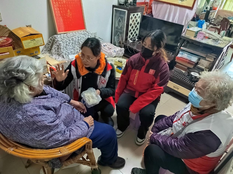 12月21日至22日，花地街道在中市社区颐康服务站、花地城社区颐康服务站开展迎冬至包饺子活动，让居民在寒冬的节日里感受着传统节日的喜庆热闹氛围C.png