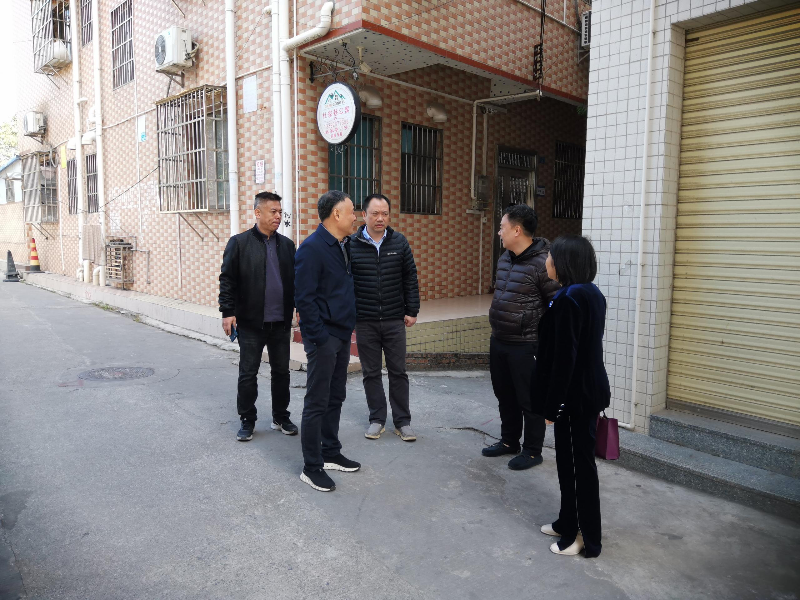 12月26日上午，区人大常委会副主任梁福政、区政协副主席莫清带队深入基层一线，到挂点花地街道辖内人员密集场所花地人家商业广场开展元旦春节节前安全生产督导检查工作，花地街道党工委书记甘伟俊、办事处主任肖伟岸等人参加A.png