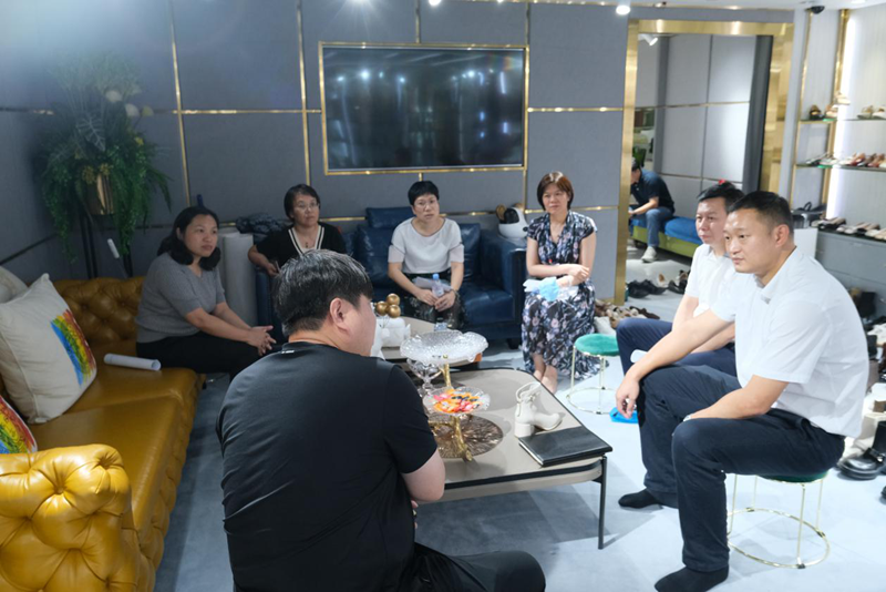 站前联组代表走访辖内民营企业_副本.png