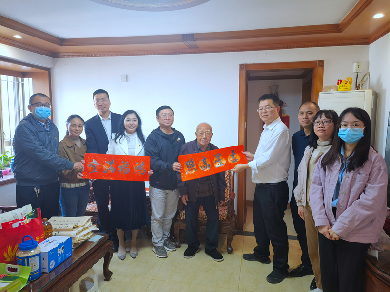 2024年1月16日上午，在春节来临之际，金花街道党工委书记徐徳生、挂点干部高志慧和卢剑慧与工商银行世纪支行党支部书记罗青海一行，看望慰问99岁社区老党员陈定翔和患病党员邹明娟，并致以亲切的问候，慰问过程中，徐德生书记倾听老人的生活诉求，详细询问他的身体状况、家庭情况，嘱咐老人家要保重身体，保持乐观心态，有困难和问题要及时向党组织反映，并向他们送上节日慰问品。_副本.jpg