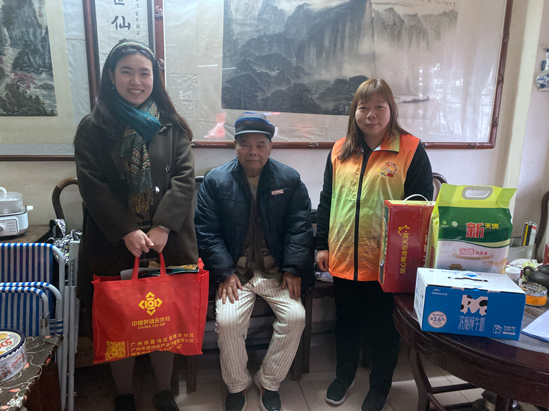 20240126贺思茗到小梅社区慰问_副本.jpg