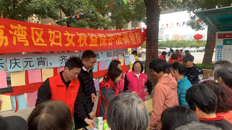 图：组织各党支部开展妇女权益保护法律宣传党日活动.png