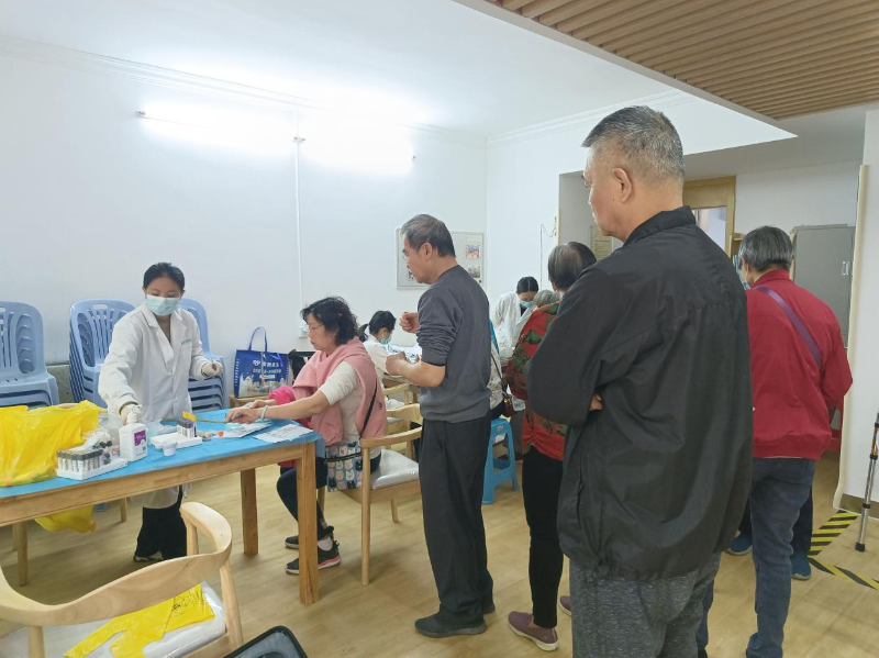 3月18日上午，花地街道社区卫生服务中心的工作人员带着专业的医疗设备，走进了怡芳苑社区，为这里的老年居民提供免费健康体检B.png