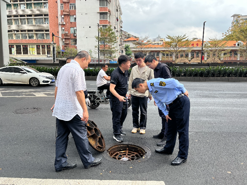 2024年3月，区水务局联合街道、市排水公司现场研究问题黄沙大道天佑社区排水管网堵塞问题的解决办法.jpg