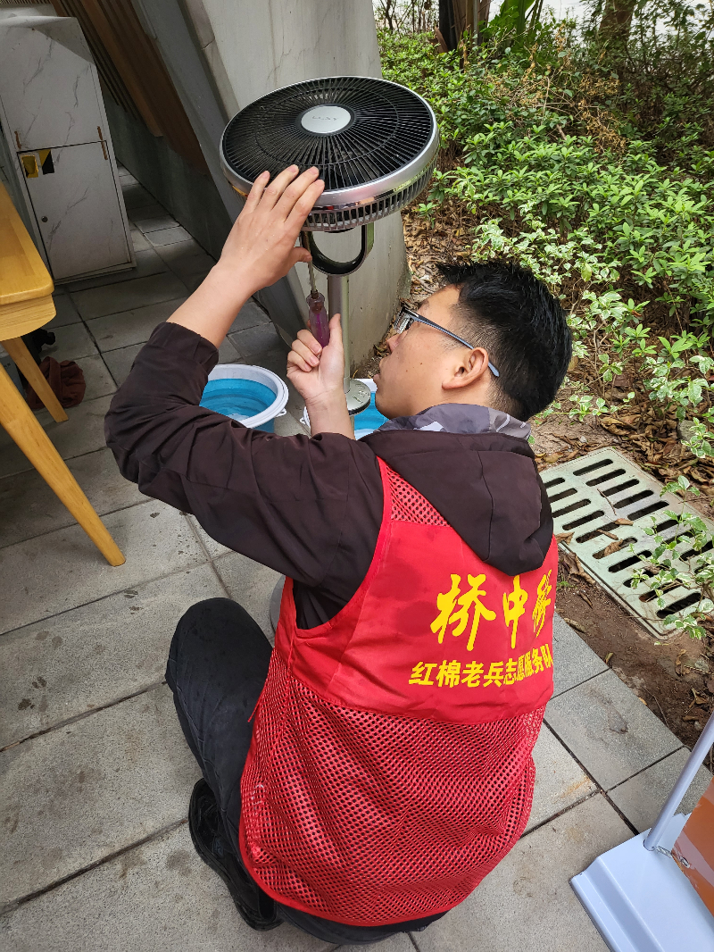 桥中街道红棉老兵为居民义洗.jpg