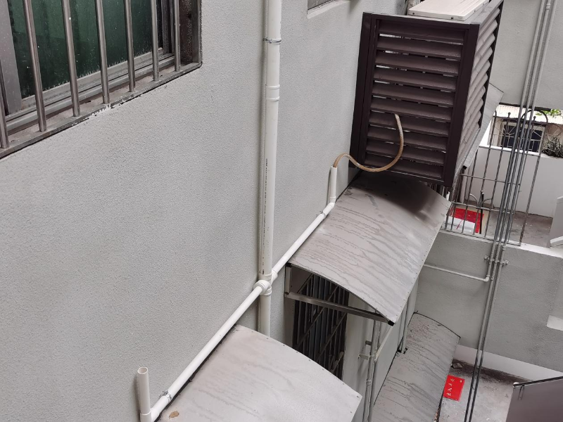 近日，明心路社区利用整饰工程为辖内老旧居民楼完成空调位置统一调整、加设排水管等工程，解决楼宇空调滴水问题C.png
