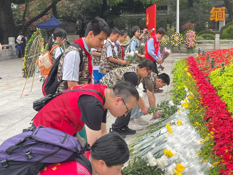 敬献鲜花1.jpg