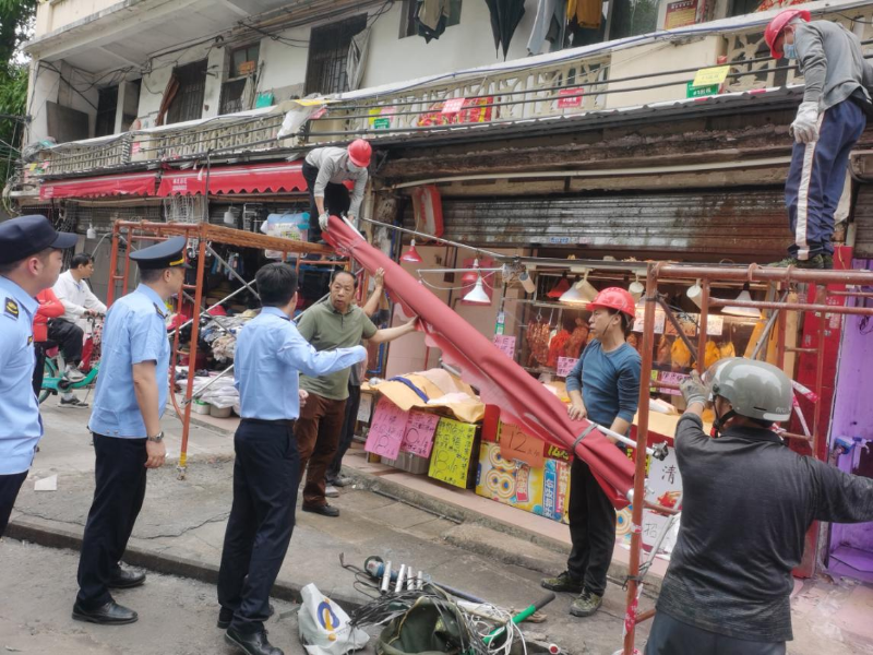 近日，花地街道12345接到居民咨询店铺雨棚被强拆，接诉后执法部门立即向居民解释拆除的是违规搭建雨棚，并说明下一步将统一搭建B.png
