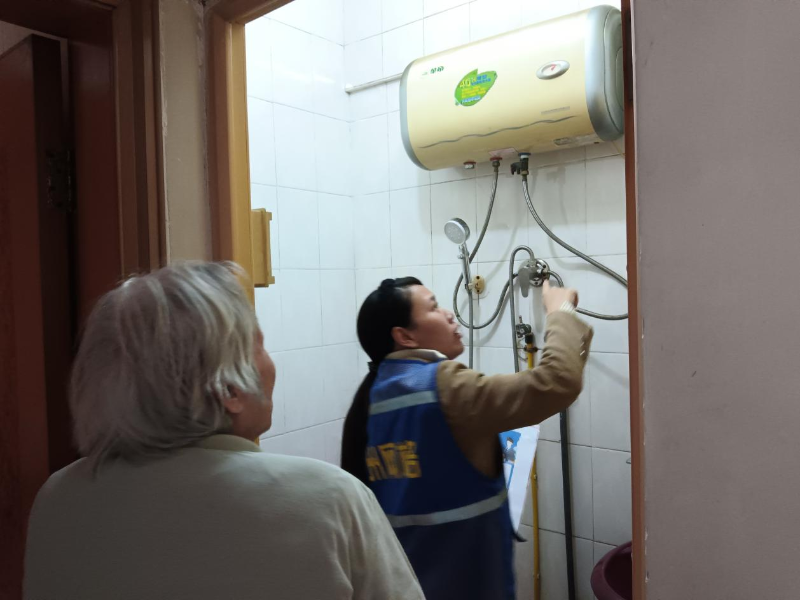 怡芳苑社区网格员主动担当，以实际行动营造尊老、敬老、孝老的良好风尚，对社区内独居老人进行入户走访B.png