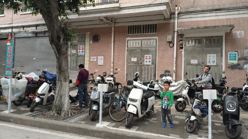 近日，花地街道12345接到居民投诉电动车充电桩与电房相邻，街道立即联系相关企业移除A.png