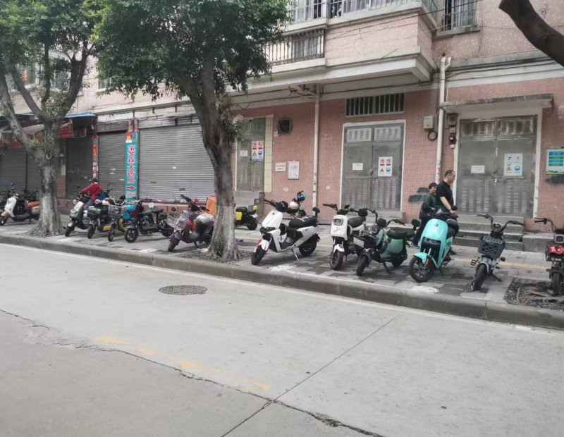近日，花地街道12345接到居民投诉电动车充电桩与电房相邻，街道立即联系相关企业移除C.png