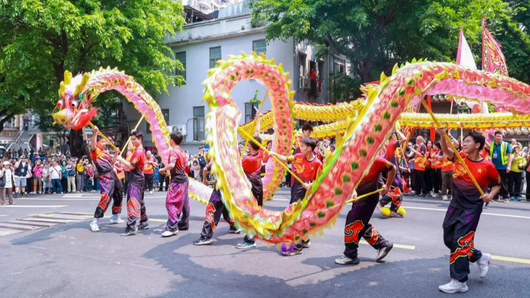 Folk culture event in Guangzhou&#39;s Liwan impresses Brazilian tourist