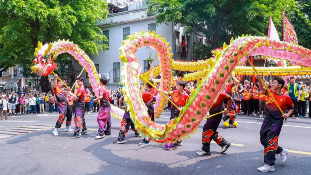 Folk culture event in Guangzhou's Liwan impresses Brazilian tourist