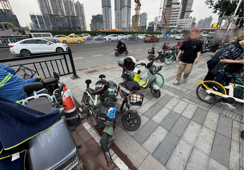 近日，有市民通过12345热线反映，荔湾区芳村地铁站B1出口附近存在电动车乱停放现象，工作人员立即到现场劝导并搬离A.png