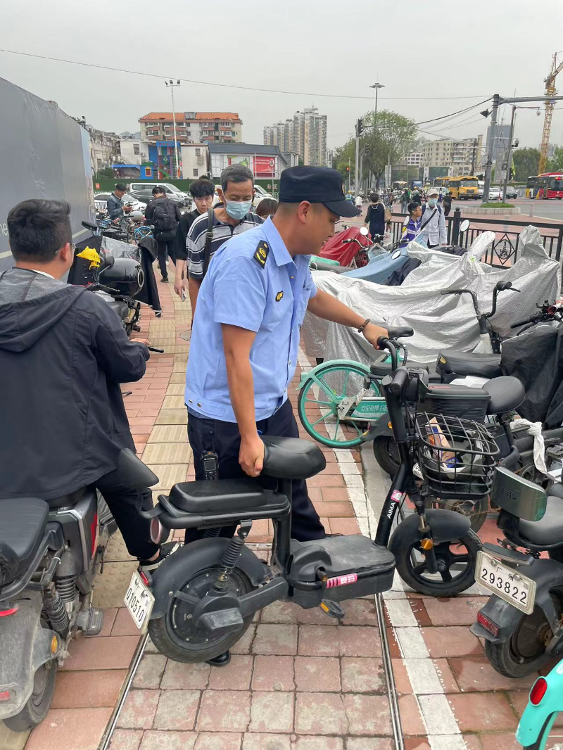 近日，有市民通过12345热线反映，荔湾区芳村地铁站B1出口附近存在电动车乱停放现象，工作人员立即到现场劝导并搬离B.png