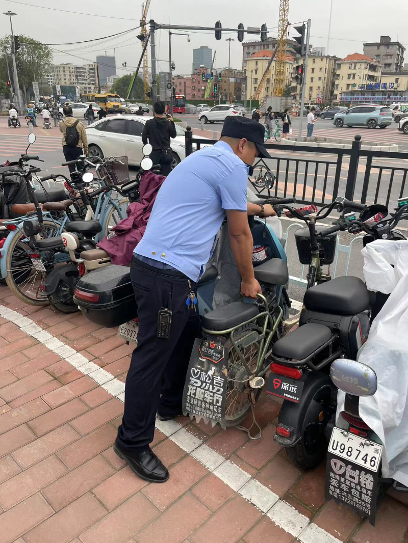 近日，有市民通过12345热线反映，荔湾区芳村地铁站B1出口附近存在电动车乱停放现象，工作人员立即到现场劝导并搬离C.png