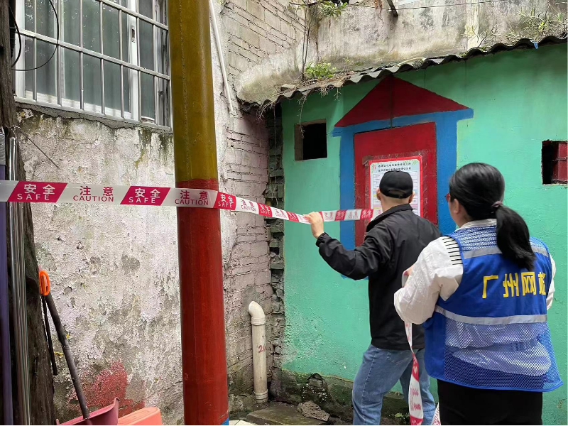 近日，花地街道12345热线接到市民求助，该居民反映荔湾区花地街西约一巷有一棵老树已经枯死，工作人员现场核实并与托儿所沟通移除，顺利消除隐患B.png