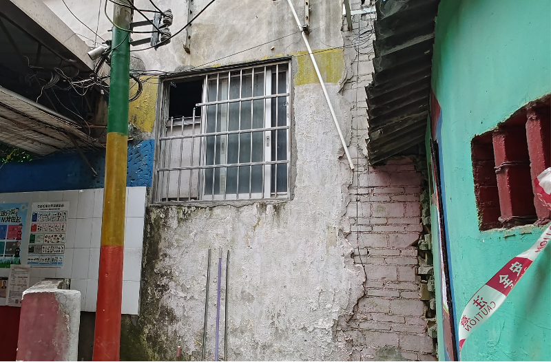 近日，花地街道12345热线接到市民求助，该居民反映荔湾区花地街西约一巷有一棵老树已经枯死，工作人员现场核实并与托儿所沟通移除，顺利消除隐患D.png