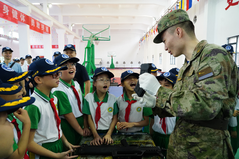 官兵向学生讲解枪械的构造和使用.JPG