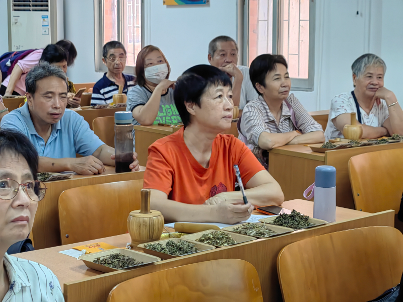 学员认真听非遗大师授课.jpg
