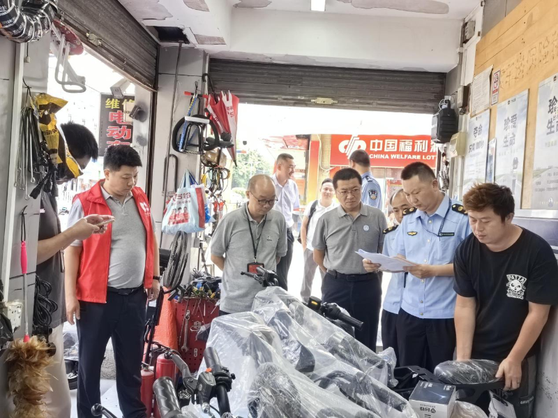 图3：人大代表实地检查桥中南路33号电动车门店.png
