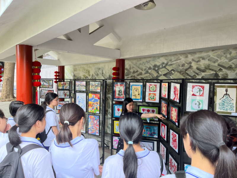 图一：参观“融爱于心‘艺’同前行”美术展.jpg