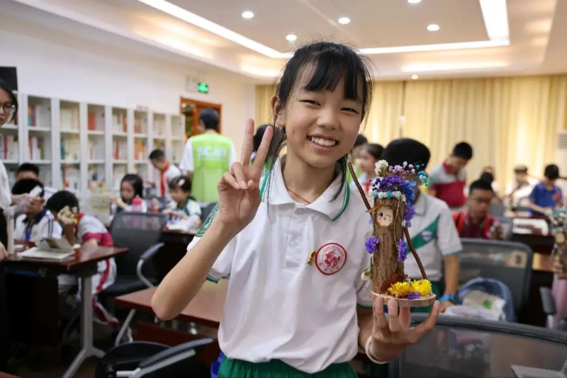 学员展示手工创作作品.jpg