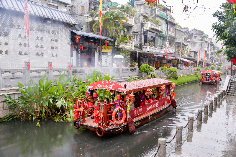 图：新人们体验传统“喜船”，漫游荔枝湾。.jpg