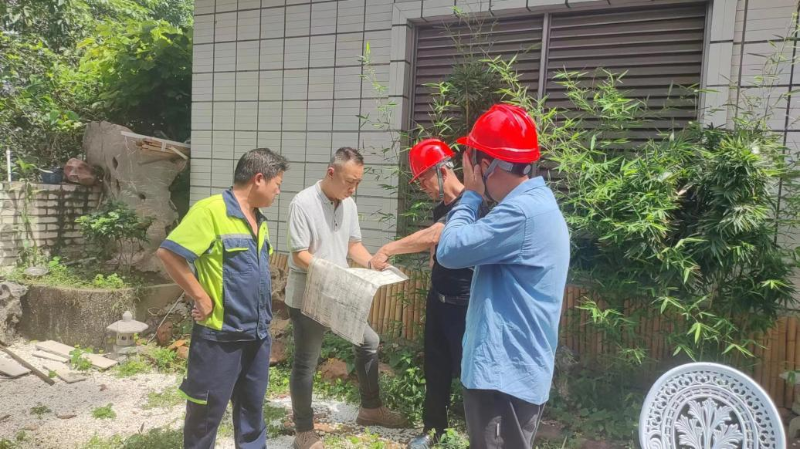 2024年5月，区水务局与红棉苑物业、小区住户沟通协调并组织人员对楼栋出户淤堵的污水井进行排查.png