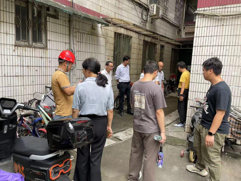 2024年5月，区水务局与金宇花园物业、小区住户沟通协调解决小区水浸问题.png