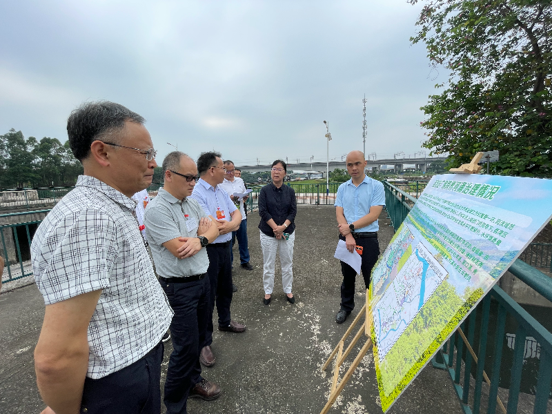 2024年5月30日，区人大代表专题调研我区跨界河涌治理工作，图为调研组实地调研牛肚湾涌水环境治理情况.jpg