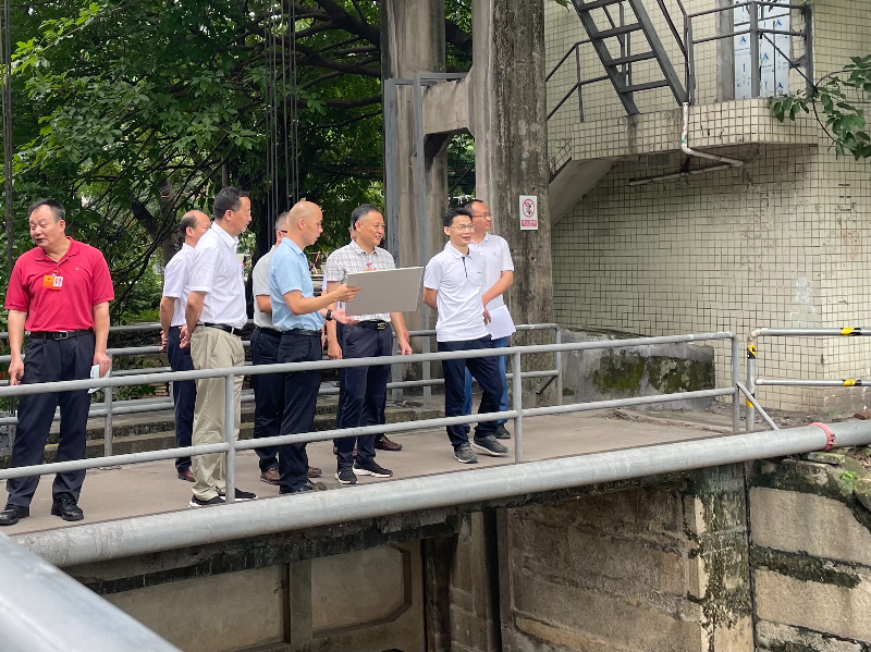2024年5月30日，区人大代表专题调研我区跨界河涌治理工作，图为调研组实地调研五眼桥涌水环境治理情况.jpg