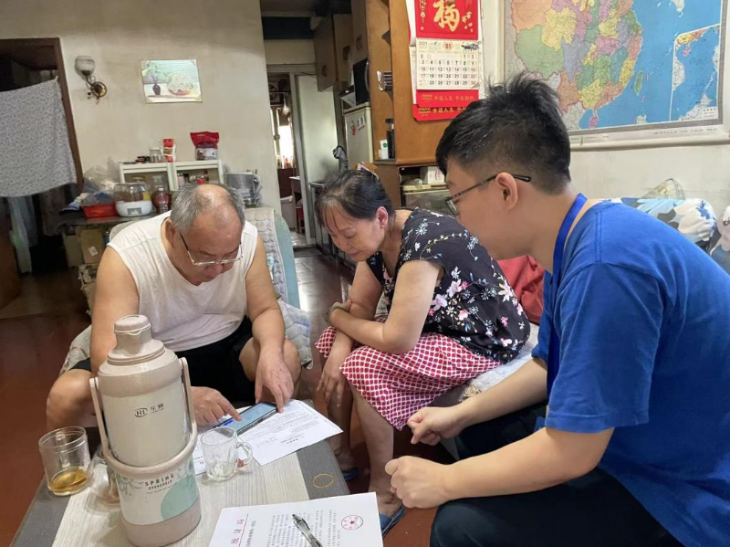 6月4日至5日，花地街道调查员分别到辖区选中样本居民家中开展人口固定样本跟访调查A.png