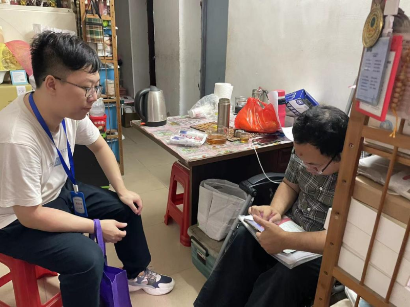 6月4日至5日，花地街道调查员分别到辖区选中样本居民家中开展人口固定样本跟访调查B.png